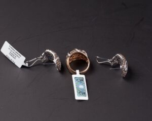 18 K gold earrings and ring. — image 2