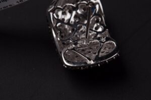 18 K gold earrings and ring. — image 4