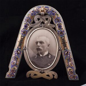 Silver-gilt and enamel photo frame in the shape of — image 2