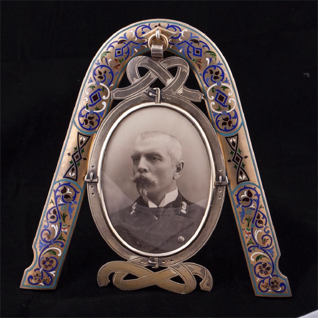 Silver-gilt and enamel photo frame in the shape of — image 2