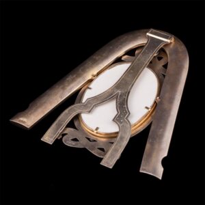 Silver-gilt and enamel photo frame in the shape of — image 4