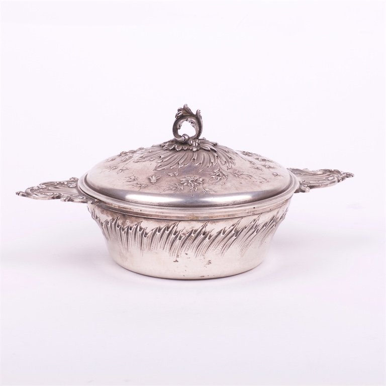 Silver pot with cover. England. — image 1