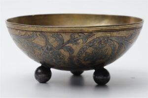 Small vase on Silver ball feet. Russia. 18th century. — image 1