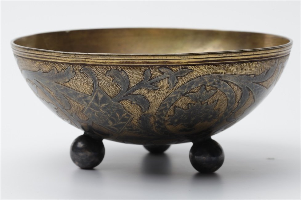 Small vase on Silver ball feet. Russia. 18th century. — image 1