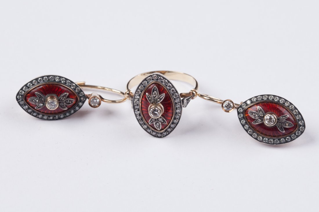 Gold earrings and ring. — image 4