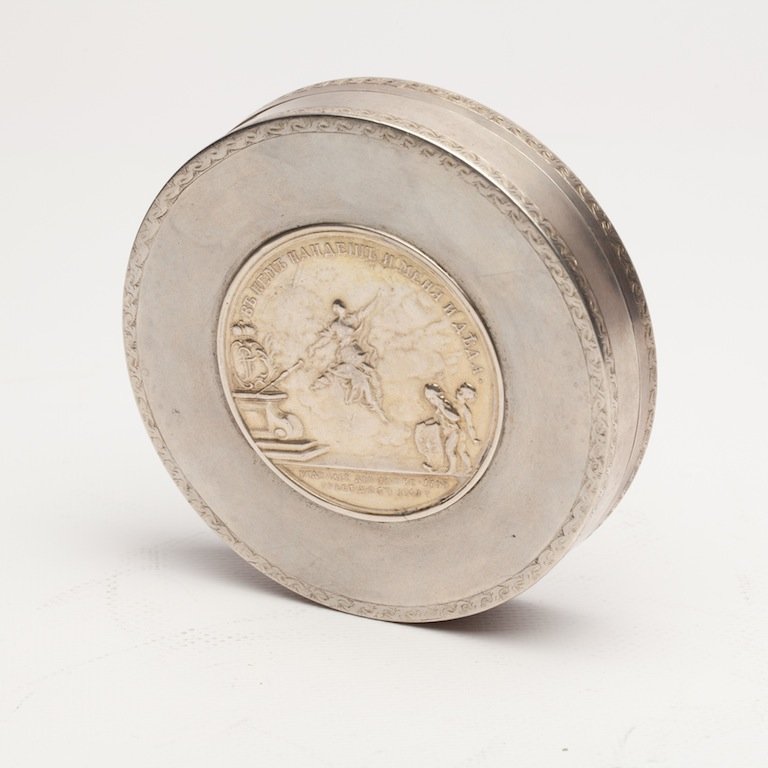 Russian box with the medal of Catherine II — image 3