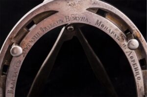 Rare silver-gilt prize in the shape of horseshoe — image 2