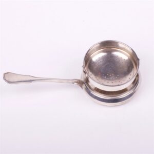 Silver strainer with stand. French. — image 4