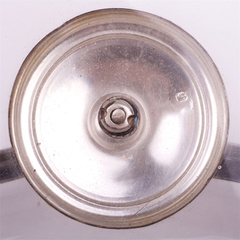 Oiler with cover and silver insertion. — image 3
