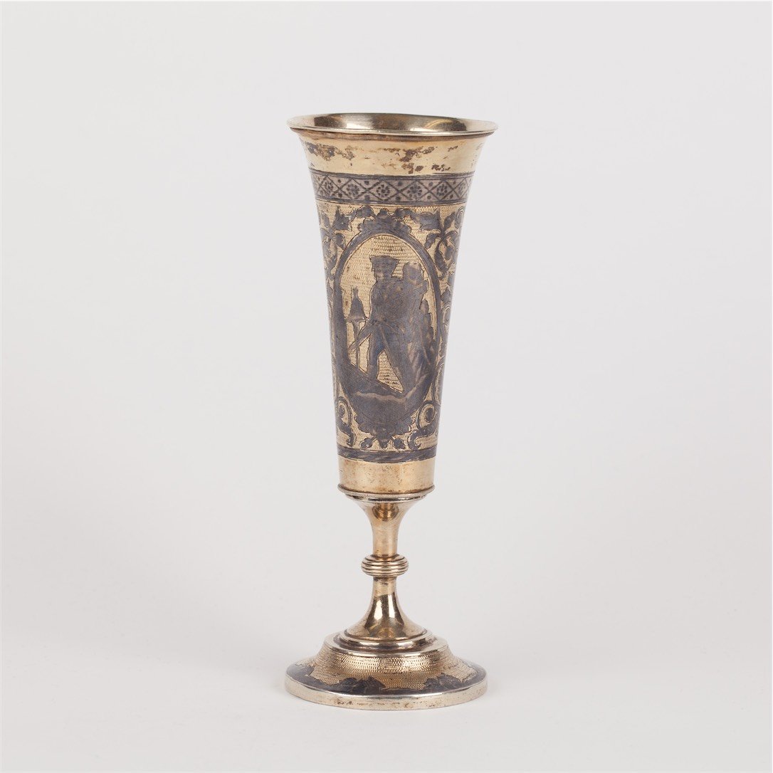 Pokal with depiction of officer and view of Moscow. — image 1