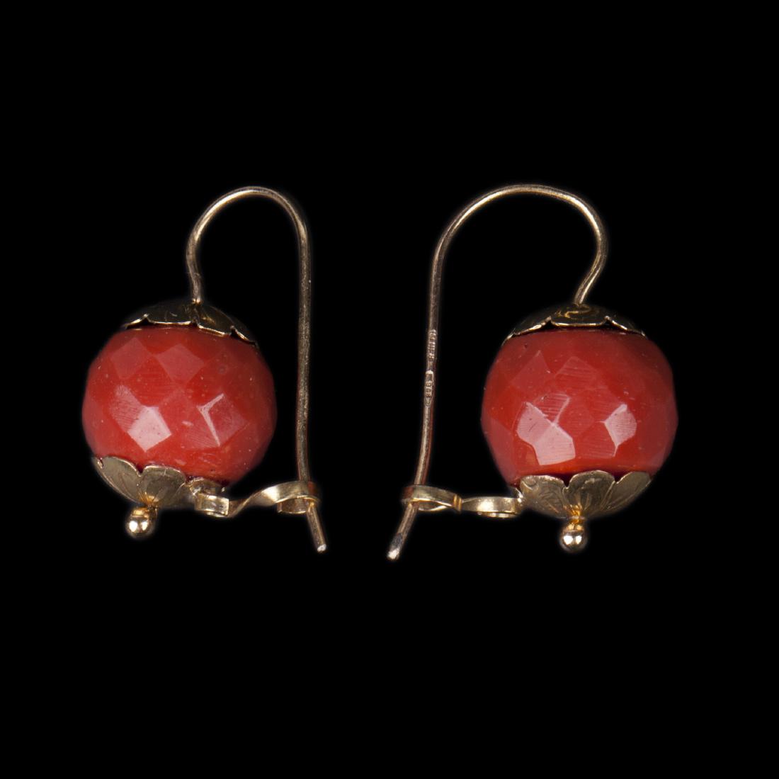 Antique gold, 9k earrings with corrals. — image 1