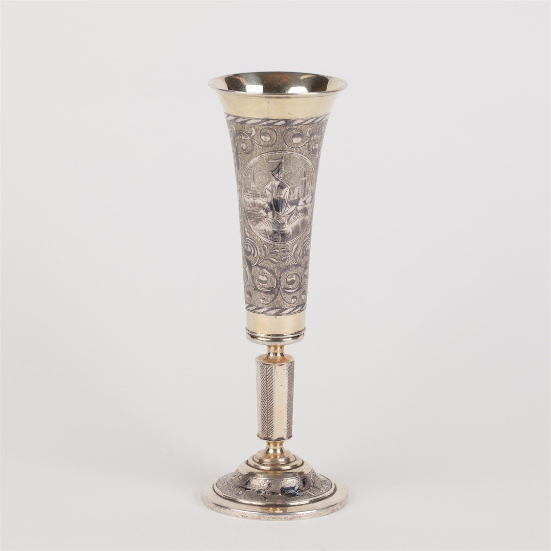 Pokal with depiction of Peter the Great monument. — image 2