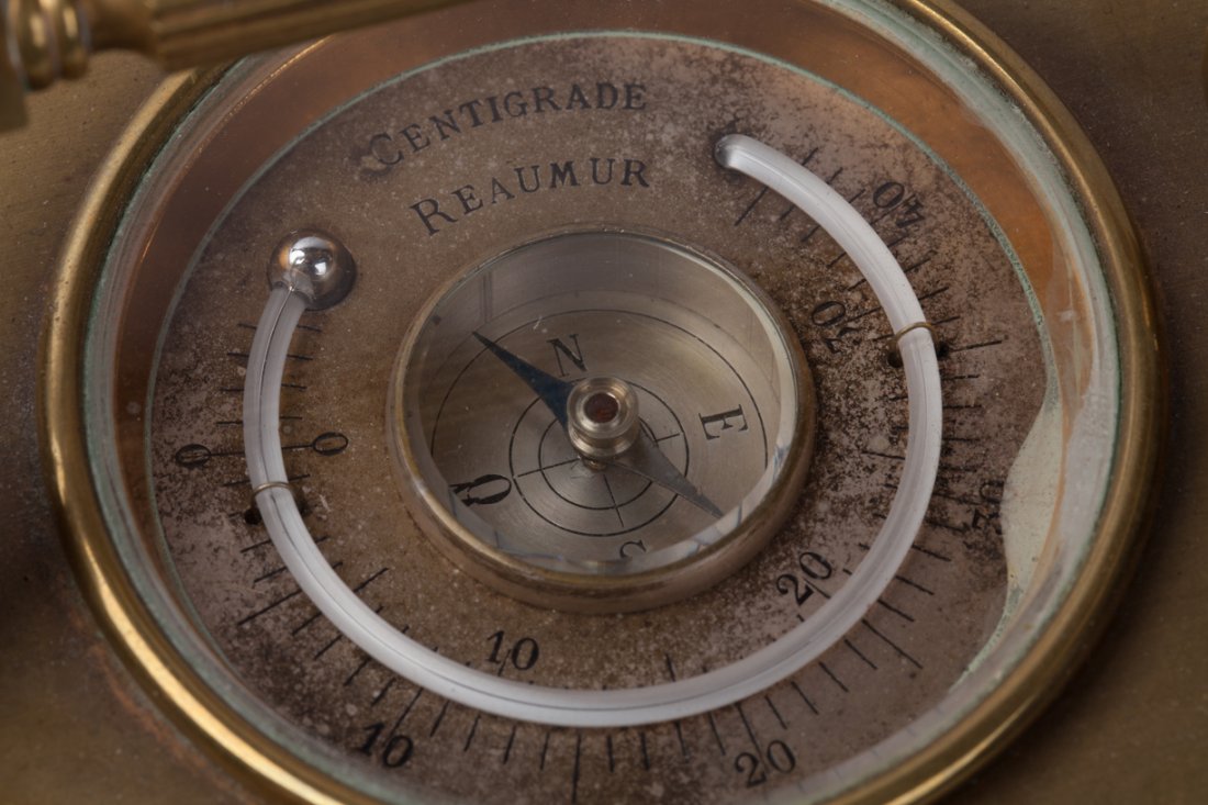 Carriage clock with compass and thermometer. — image 3