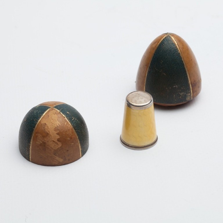 Decorative russian thimble in a case — image 1