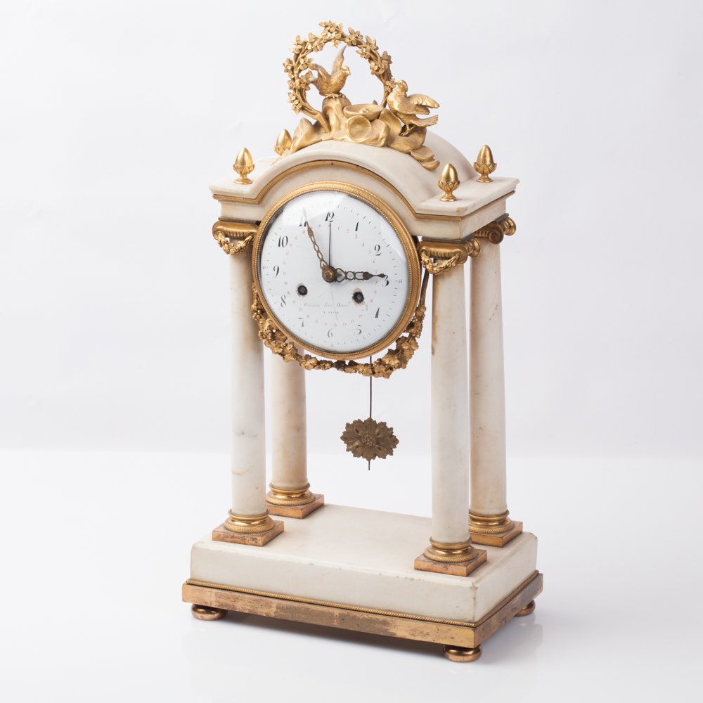 Mantel clock with marble and bronze. 18th century. — image 1