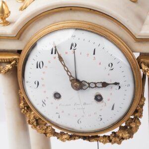 Mantel clock with marble and bronze. 18th century. — image 3