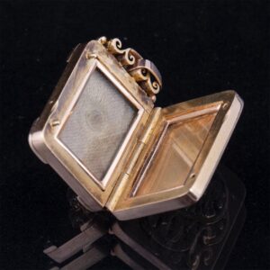 Gold pendant/medallion with old cut diamonds — image 4