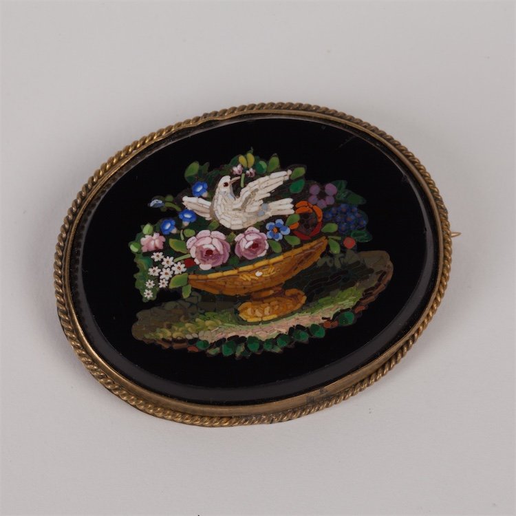 Antique Italian oval Micro-Mosaic on agate. — image 1