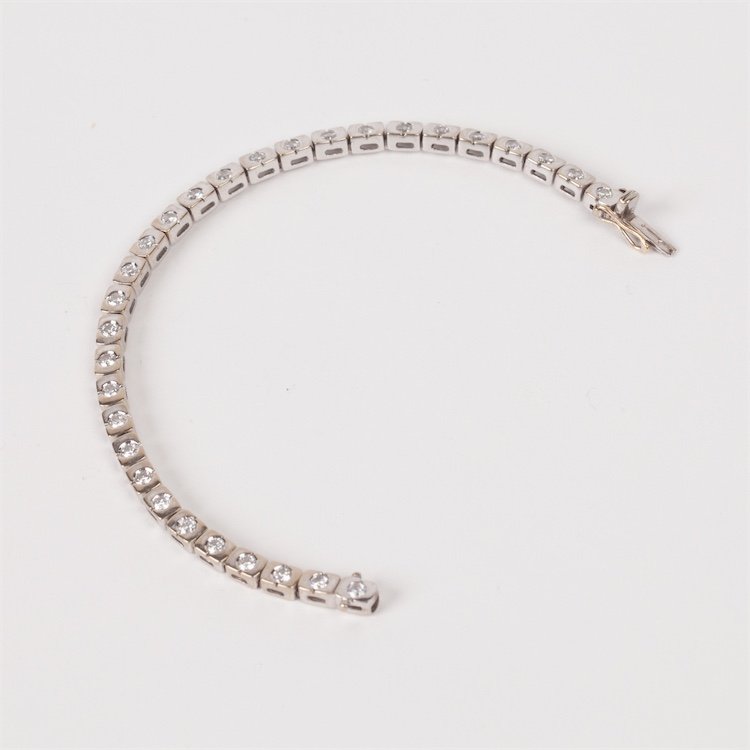 Gold hand bracelet. — image 1