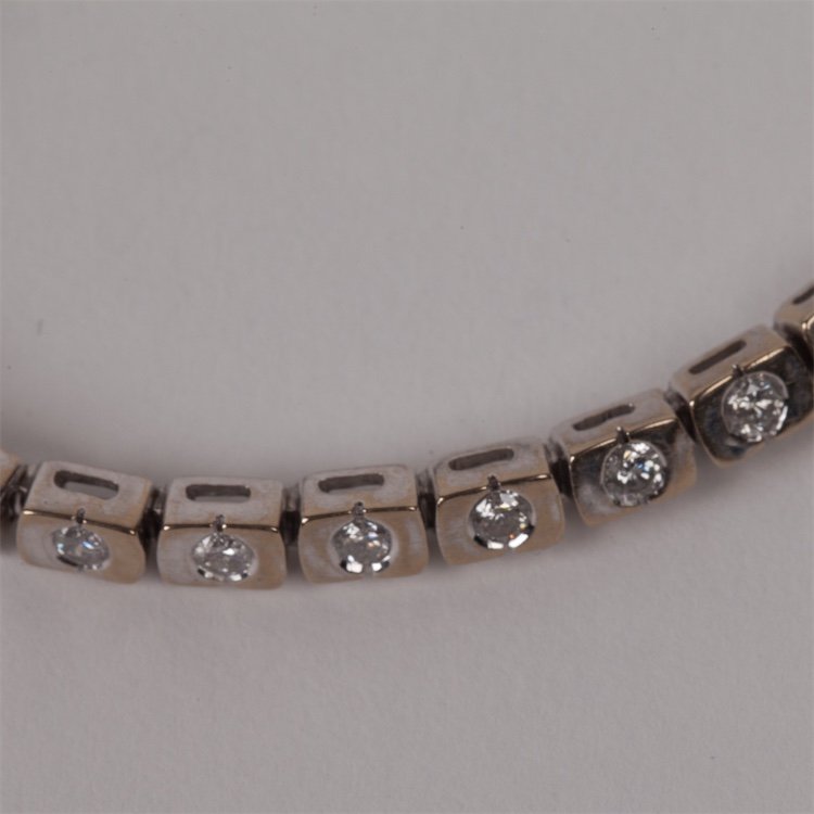 Gold hand bracelet. — image 2