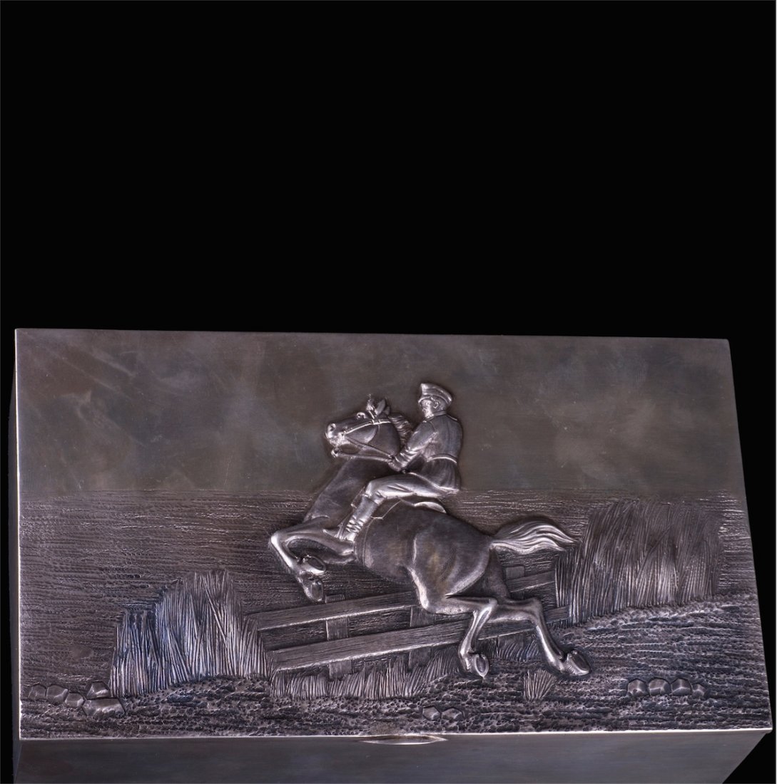Great Russian silver-gilt cigar box with cast horseman — image 2
