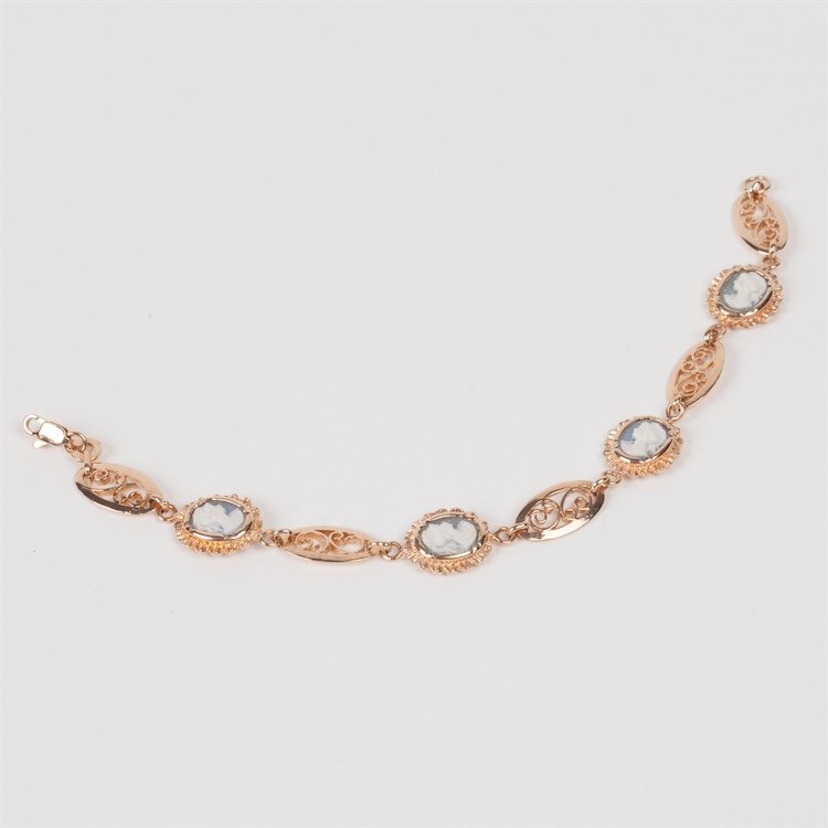 Gold hand bracelet. — image 1