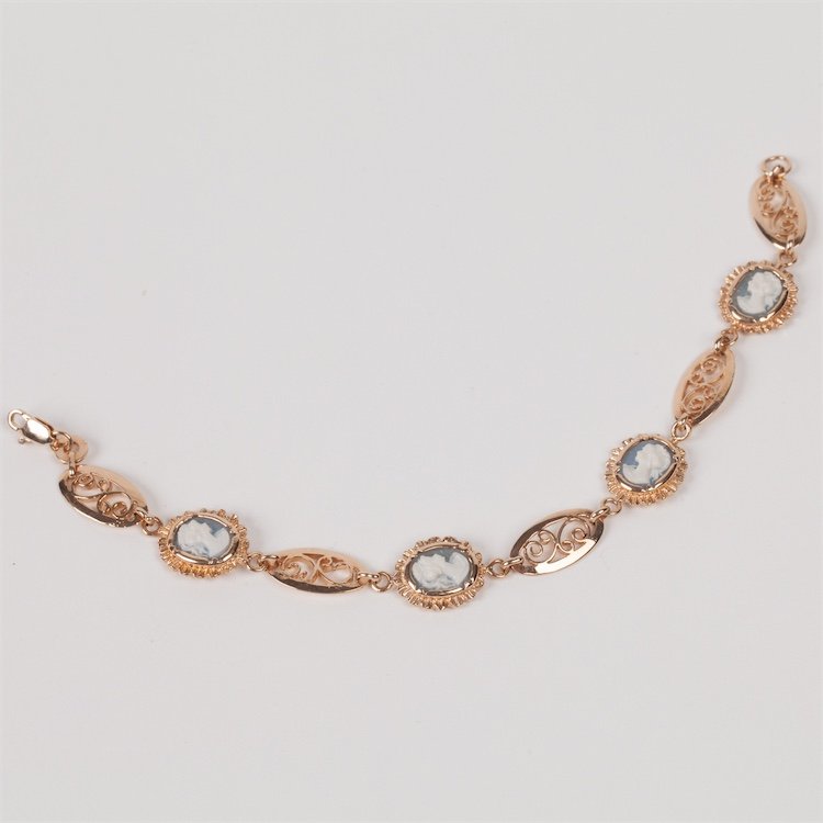 Gold hand bracelet. — image 2