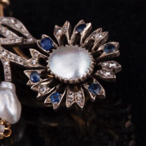 Gold, 56 brooch with diamonds, sapphires and natural — image 2