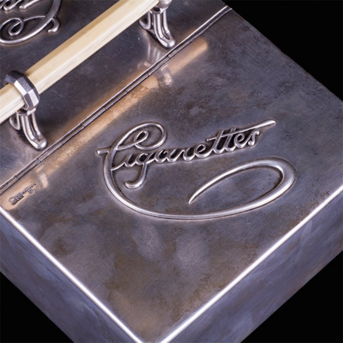 Silver and white material double lid cigar box by — image 2