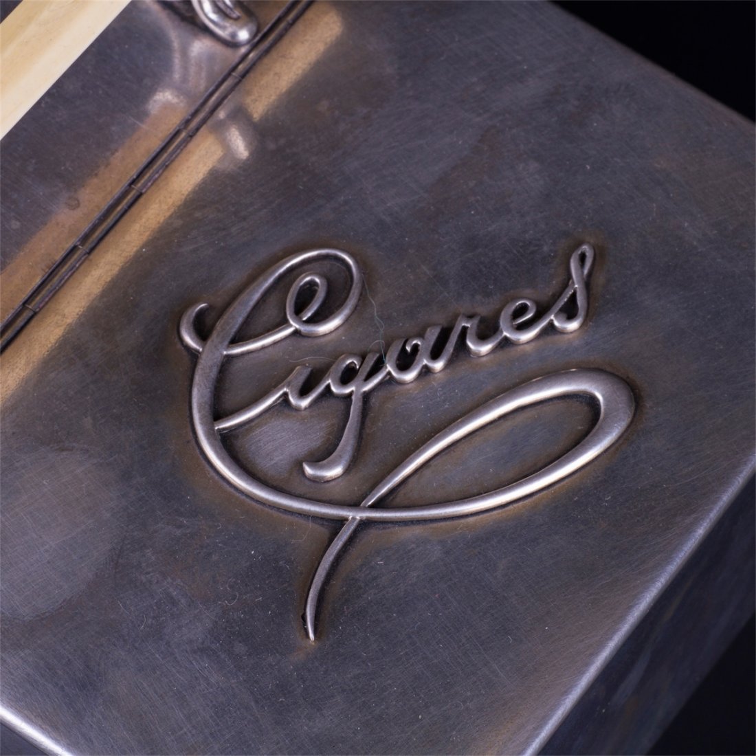 Silver and white material double lid cigar box by — image 3