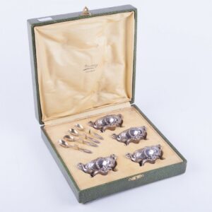 Set of French silver salt cellars in box with spoons. — image 1