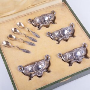 Set of French silver salt cellars in box with spoons. — image 2