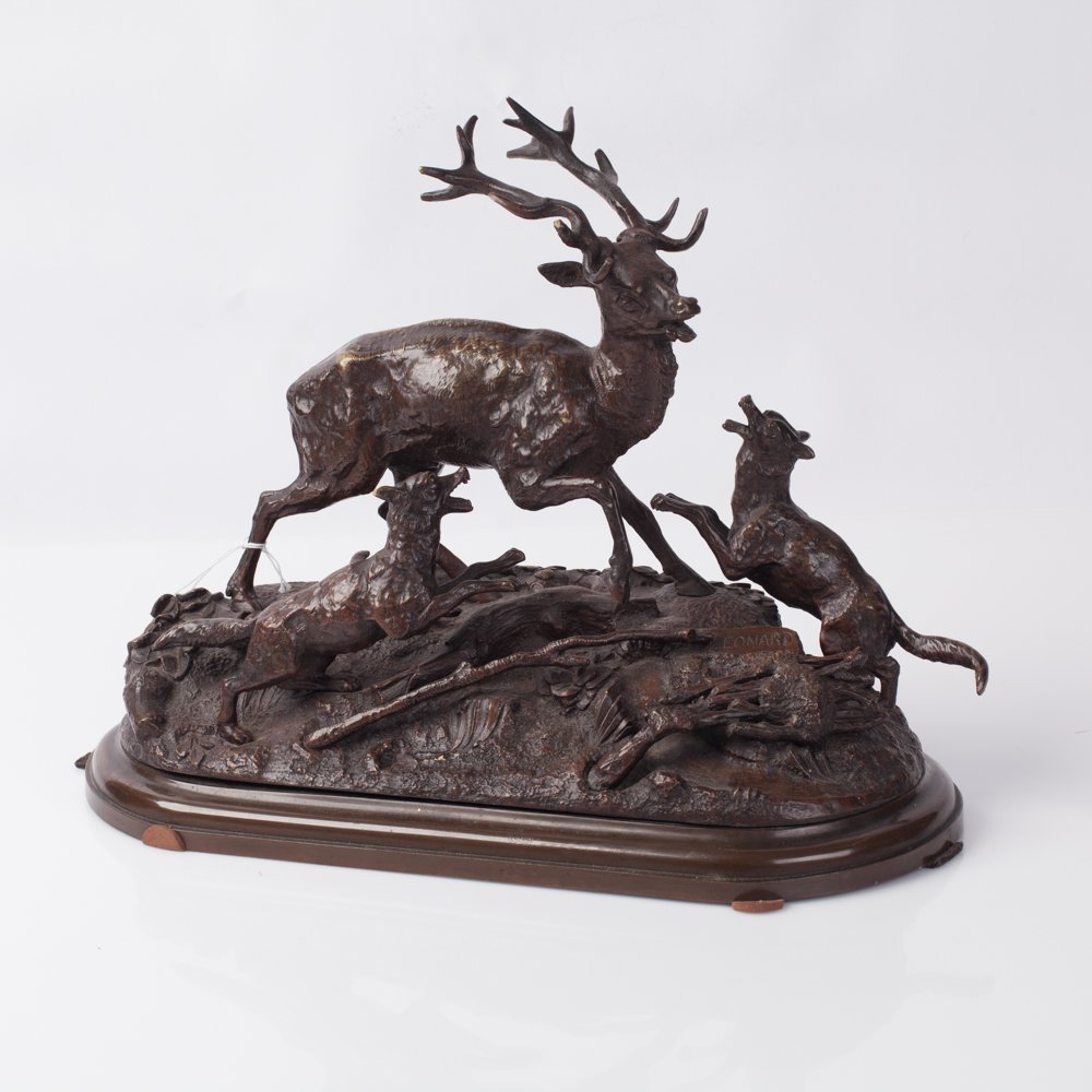 Hunting scene, bronze sculpture. Size: 29 X 39 X 17 cm. — image 1