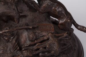 Hunting scene, bronze sculpture. Size: 29 X 39 X 17 cm. — image 2