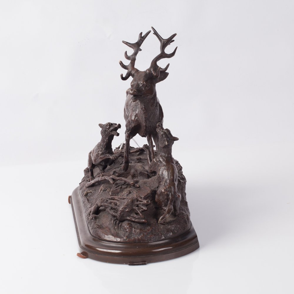 Hunting scene, bronze sculpture. Size: 29 X 39 X 17 cm. — image 5