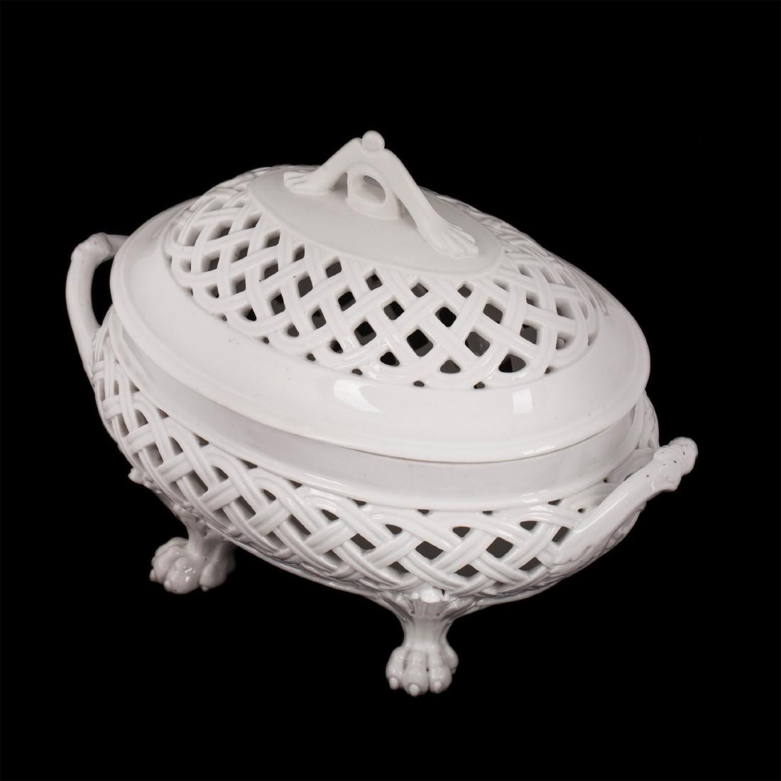 Russian porcelain vase with lid. Petersburg, 1780s — image 1