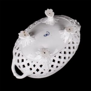 Russian porcelain vase with lid. Petersburg, 1780s — image 3