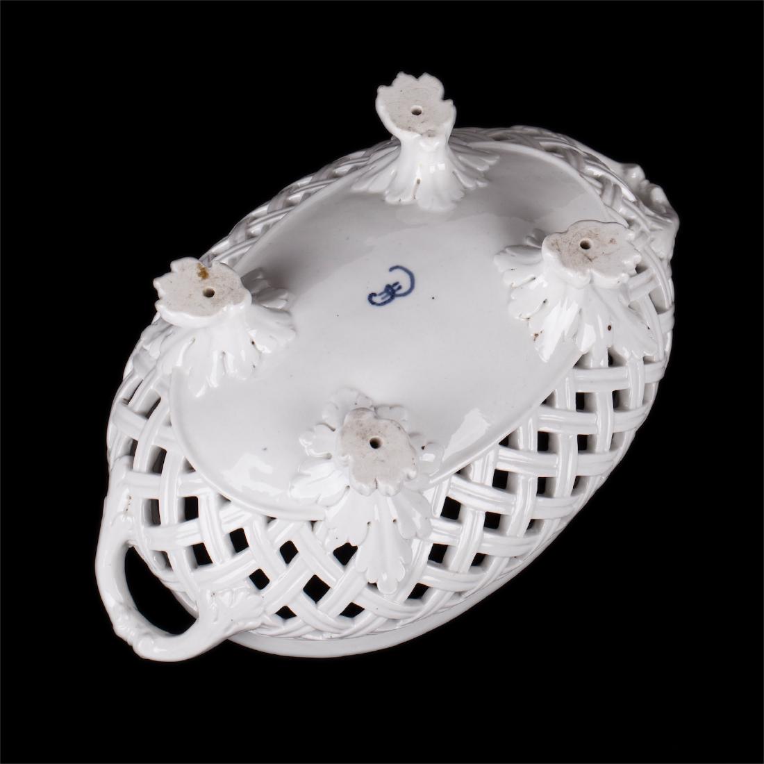 Russian porcelain vase with lid. Petersburg, 1780s — image 3