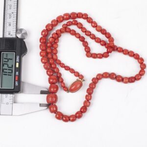 Antique rose coral necklace with a 18K gold lock — image 2