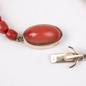 Antique rose coral necklace with a 18K gold lock — image 3
