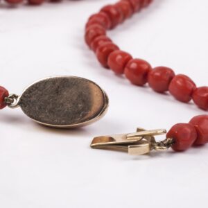 Antique rose coral necklace with a 18K gold lock — image 4