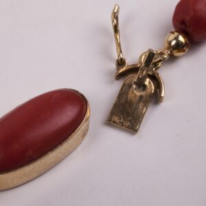 Antique Rose coral necklace with a 18K gold lock — image 4