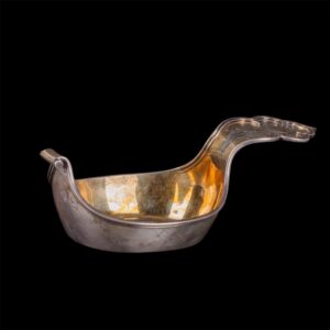 Russian silver-gilt and engraved kovsh, Sazikov — image 1