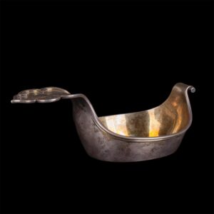 Russian silver-gilt and engraved kovsh, Sazikov — image 3