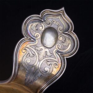Russian silver-gilt and engraved kovsh, Sazikov — image 5