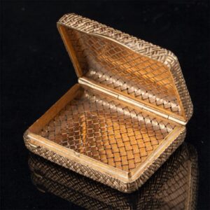 Antique gold, 18K pill box — image 3