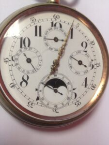 Table clock with calendar — image 6
