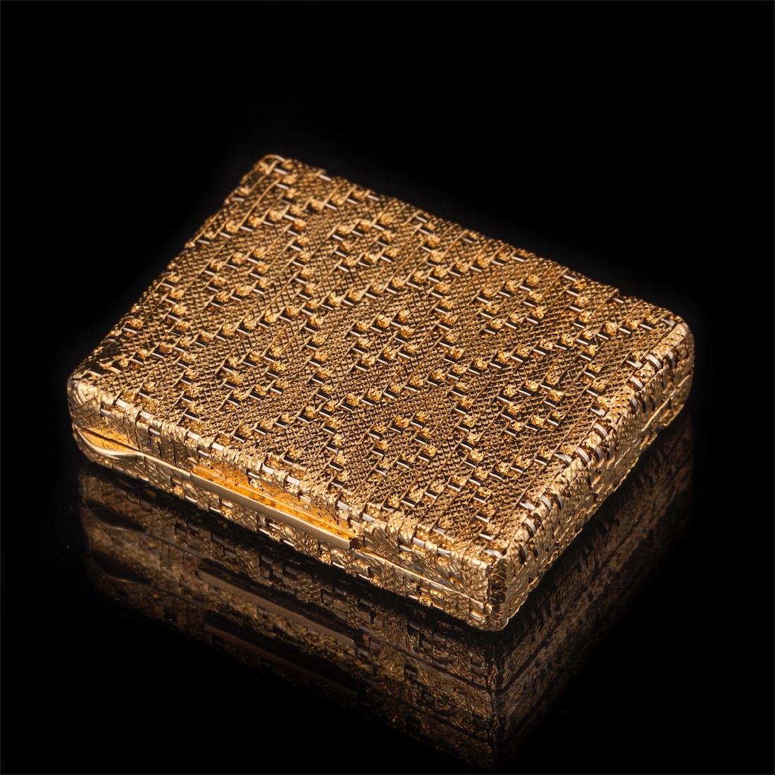 Antique gold, 18K pill box — image 1