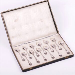 Silver set of 12 spoons in a box. — image 1