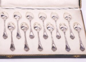 Silver set of 12 spoons in a box. — image 3